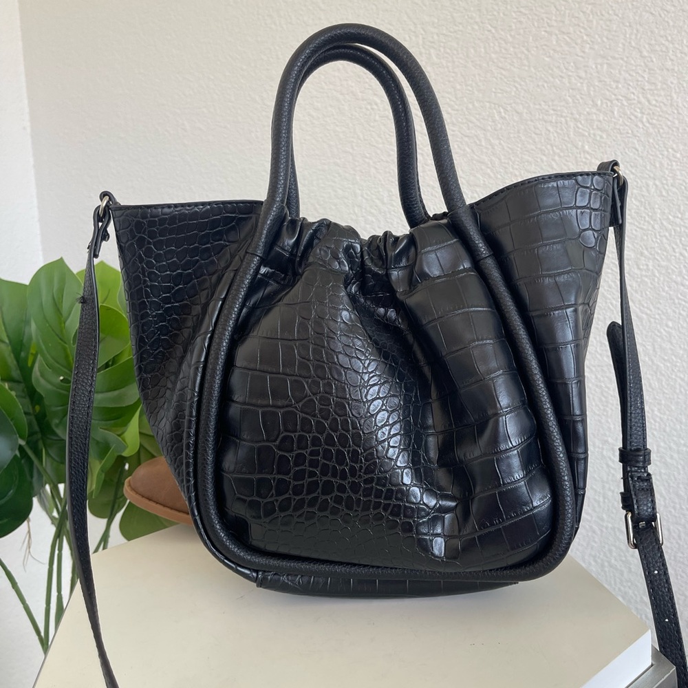 🌼VEGAN LEATHER Black Crossbody Bag🌸 - Picture 4 of 7